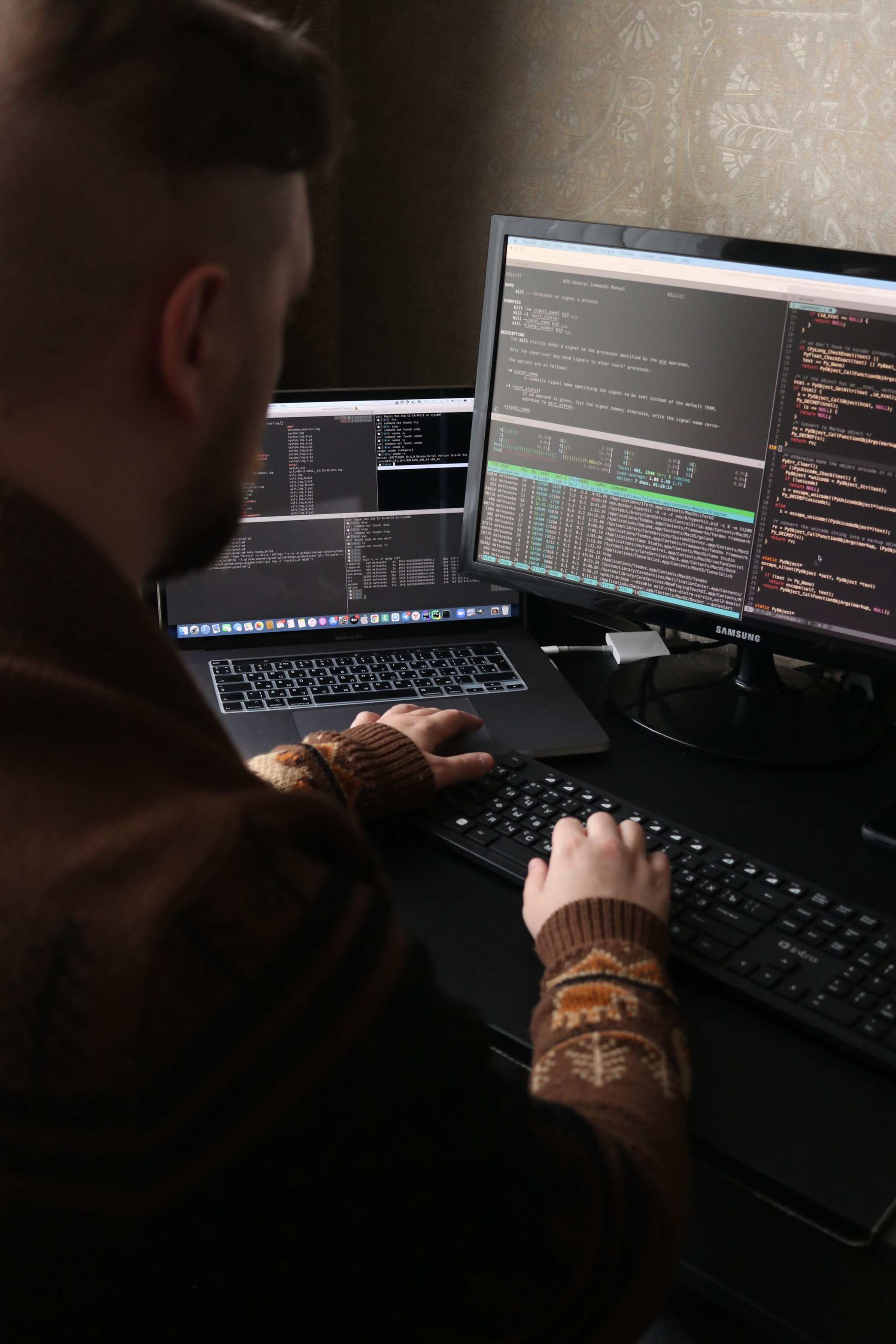 มือของผู้เรียนที่พิมพ์โค้ดบนคีย์บอร์ดหน้าจอ developer programmer screen