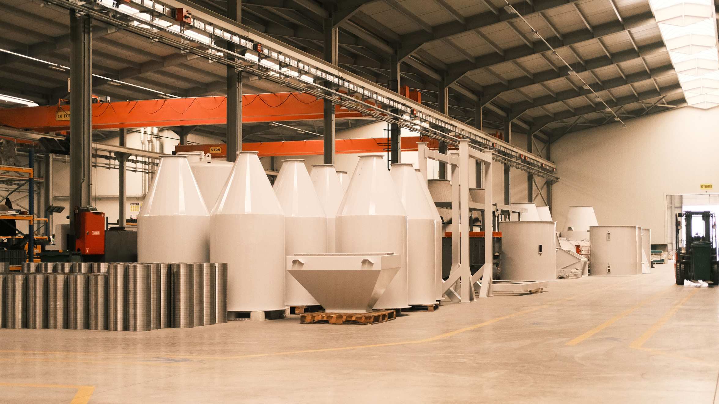 โรงงานอุตสาหกรรมที่มีเครื่องจักรและระบบจัดเรียงสินค้า Spacious metal industry factory interior